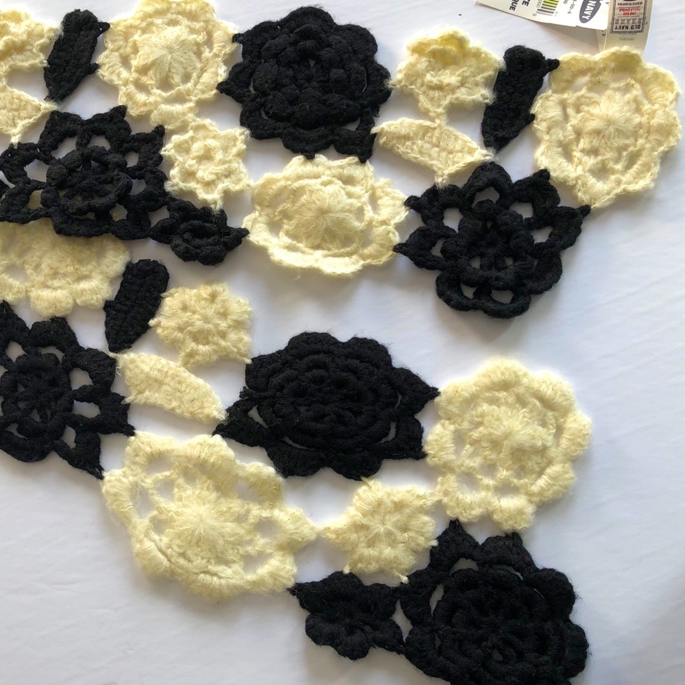 CROCHET Flowers scarf off-white and black BNWT